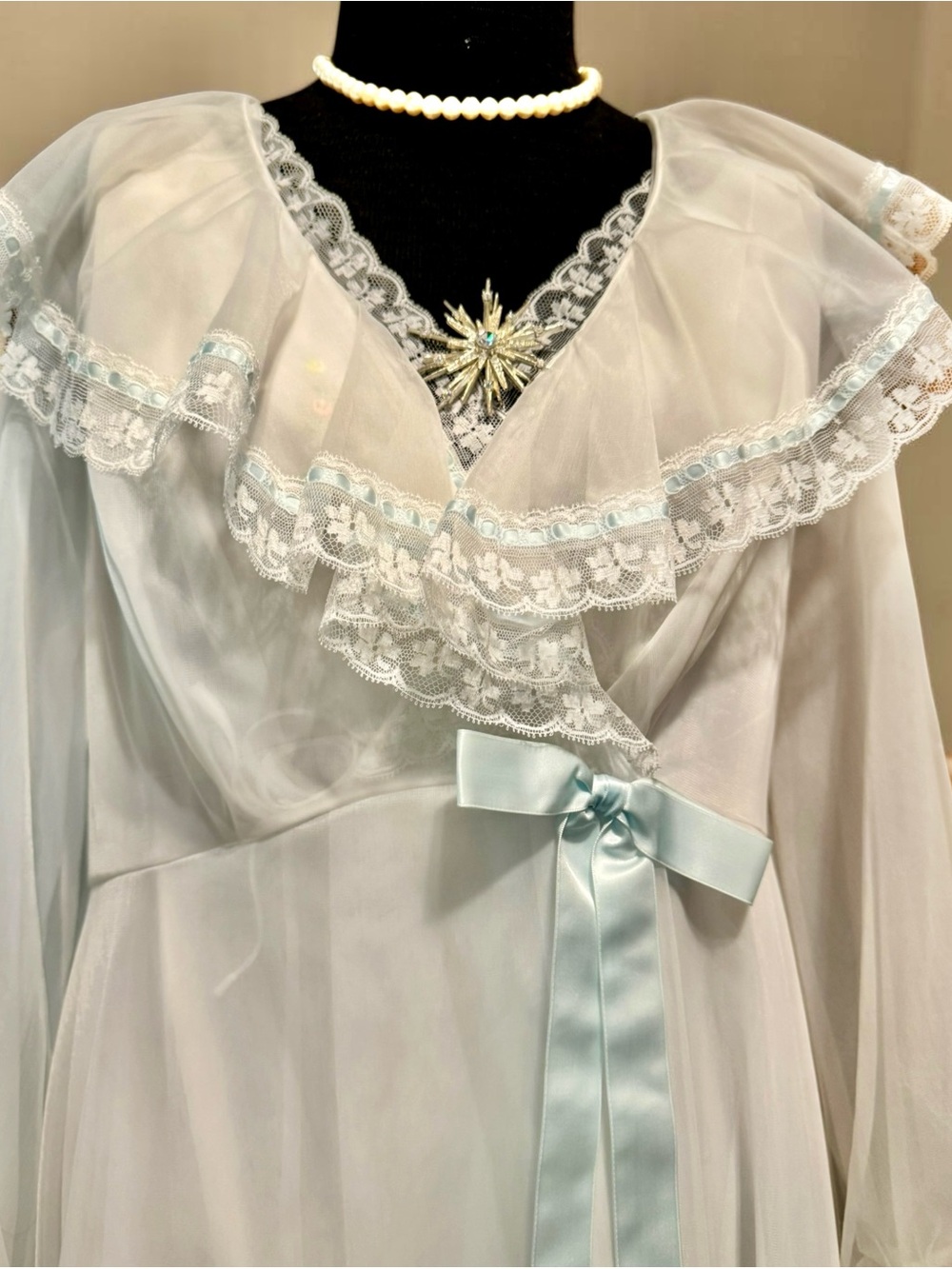 Vintage pristine 2 pc boudoir honeymoon Vanity fair piegnoir set  blue ribbon